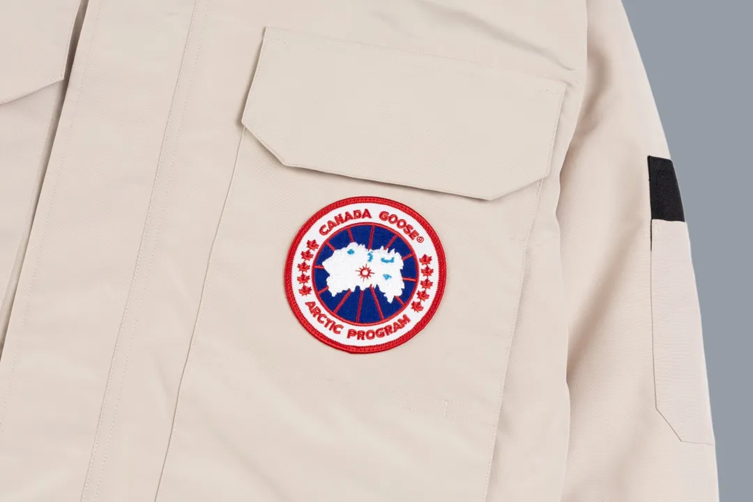 P820 (Top wolf fur version delivery handbag) Canada Goose Canada Goose #Expedition expedition parka classic down jacket ➖ Imported 21-count polyester-cotton blended original fabric [last year’s 16-count/18-count hard fabrics have been completely eliminated, this year all use 21-count genuine synchronous fabrics, the soft mid-band feels delicate and textured], genuine synchronous Feather-Light 10D waterproof coated fabric, made of 84.5% polyester fiber and 15.5% cotton, 100% the best feel in the entire network! ➖ The genuine official website uses the national standard 80 white duck down, and will never be misled by false claims such as 90 down or goose down! ➖ Using the best nylon lining with double double-layer sealing design, velvet-proof No. 7 needle + grid-filled down ready-made garments, there is 100% no so-called velvet running! ➖ The cuffs are designed with thickened seamless threads, and the collar and pockets are lined with top-quality polar fleece to keep you warm and comfortable! ➖ Yoshida YKK provides original custom-made electroplated sliders. YKK two-way lockable zippers are tight and smooth and will not peel off paint! ➖ 3M composite guarantees that the Velcro is the same as the original, durable, and all accessories and hardware are custom-made! ➖ The imported Behringer embroidery machine customizes the 10,000-needle embroidery logo, and 98% of the replicas restore the original logo. ➖ ​​The fur collars are all made of large pieces of Western Canadian blue wolf leather, ensuring that each fur collar is 13-15cm wide!